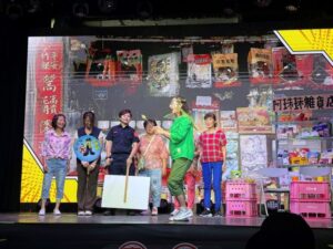 《圖說》逆風劇團透過培養社區青年與銀髮族進行反詐藝術節表演,拉近社區不同年齡層情感。〈文化局提供〉