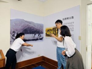 《圖說》淡水名人故居參訪團---馬偕故居。〈淡古提供〉