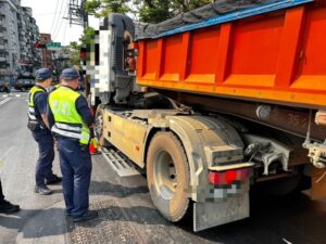 《圖說》中和警今天於環河西路3段與永和路口(單行道往橋和路方向)執行專案取締勤務。〈中和分局提供〉