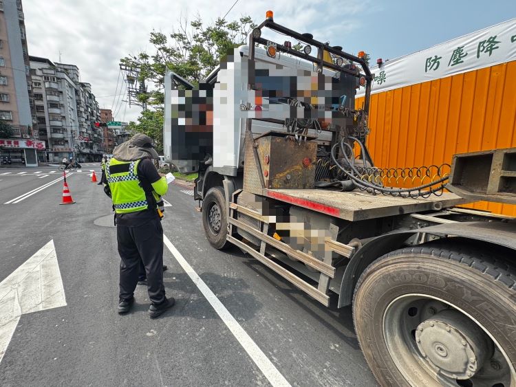 《圖說》中和警於重要路段,提前部署執法勤務,加強取締違規停車及各類交通違規行為,以維護用路民眾安全。〈中和分局提供〉