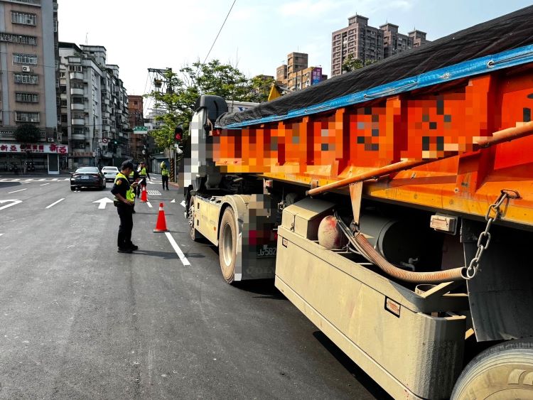 鎖定熱區嚴查大型車 中和警精準部署守護用路安全 24 《圖說》中和警藉由強力執法手段,督促駕駛人遵守交通法規。〈中和分局提供〉