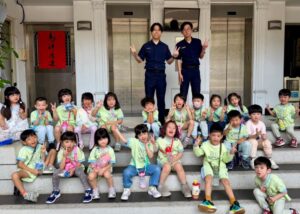 《圖說》海山警分局今日迎來轄內1間幼兒園共20名學童,在老師帶領下展開職場體驗參訪。〈海山分局提供〉