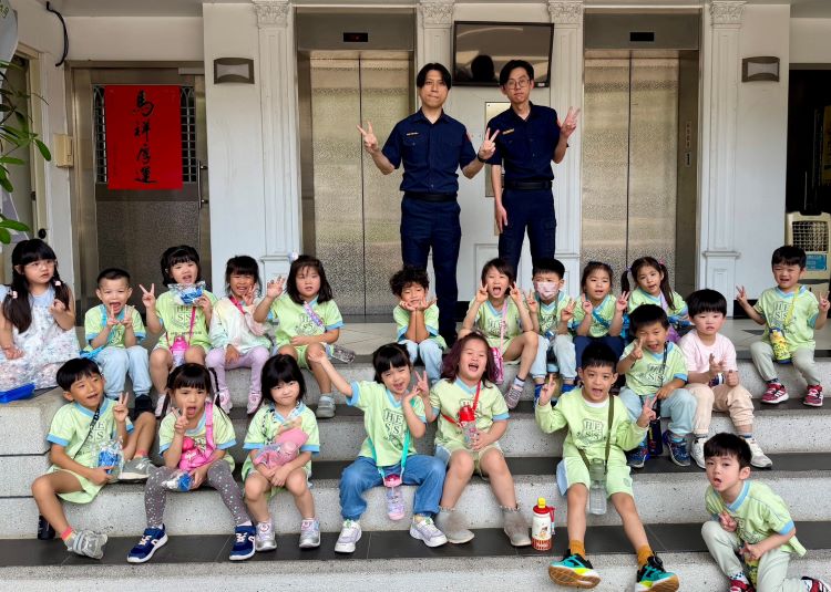 《圖說》海山警分局今日迎來轄內1間幼兒園共20名學童,在老師帶領下展開職場體驗參訪。〈海山分局提供〉
