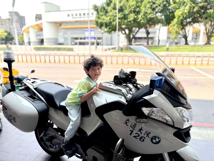《圖說》小朋友與警用重機車合影留念,親身感受警察工作樣貌。〈海山分局提供〉