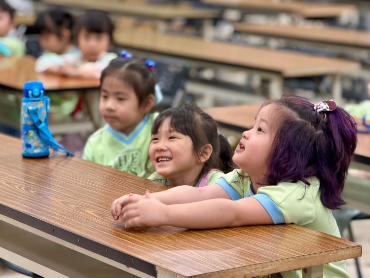 《圖說》小朋友參訪活動,透過寓教於樂的方式,神情雀躍,氣氛活潑熱絡。〈海山分局提供〉