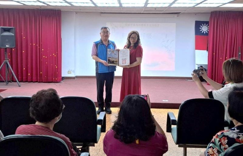 《圖說》八德榮家頒于講師感謝狀。〈八德榮家提供〉