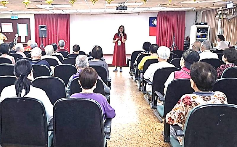 《圖說》講座以「呼吸」為核心，結合冥想與覺察練習，由專業講師帶領住民進行穩定且深層的呼吸訓練。〈八德榮家提供〉