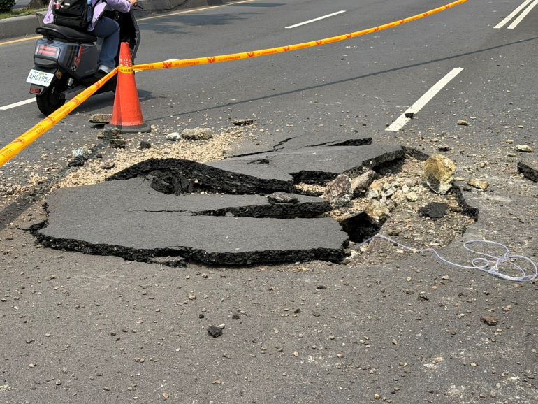 板橋柏油路不明原因隆起  影響交通無人受傷