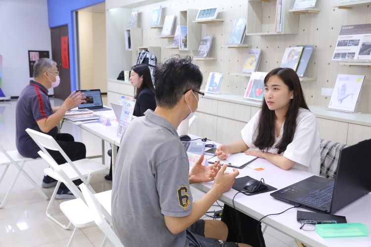 《圖說》「115年度群眾募資輔導計畫」徵件說明會,首度導入「AI工具應用」與「品牌推廣」雙軸輔導機制,協助企業從產品開發邁向品牌經營,設置顧問團隊提供一對一諮詢服務,現場反應熱烈。〈經發局提供〉