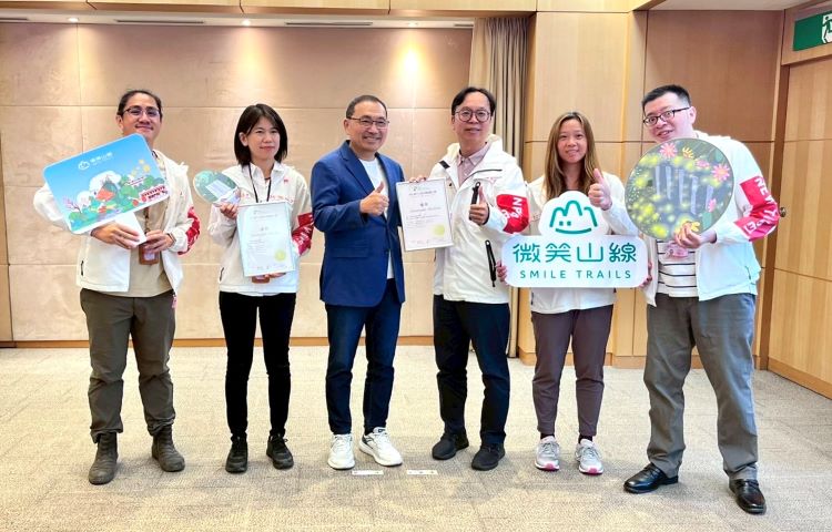 融合生態與旅遊魅力 新北優質步道空間再創佳績 13 《圖說》觀旅局推動景觀環境營造成果再傳捷報,局長楊宗珉今日〈右三〉偕團隊於市政會議獻獎。〈觀旅局提供〉