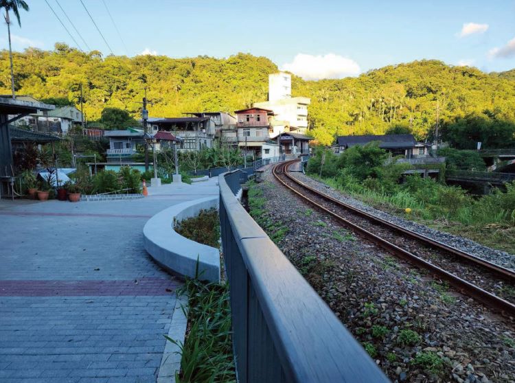 融合生態與旅遊魅力 新北優質步道空間再創佳績 15 《圖說》嶺腳廣場-順應鐵道曲率營造線性景觀、透水磚兼顧排水、人本、低維管。〈觀旅局提供〉