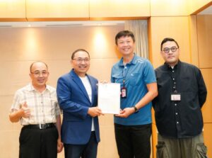 《圖說》新北碧潭堰再奪「2025第13屆台灣景觀大獎」自然保育類佳作，今日由水利局長宋德仁(左)及科長林俊宏(右)將獎獻給新北市長侯友宜。〈水利局提供〉