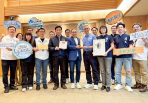 《圖說》三重商工、淡水商工、瑞芳高工及教育局於市政會議獻獎,左一教育局長張明文。〈教育局提供〉