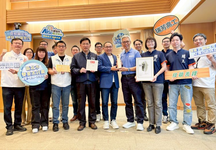 《圖說》三重商工、淡水商工、瑞芳高工及教育局於市政會議獻獎，左一教育局長張明文。〈教育局提供〉