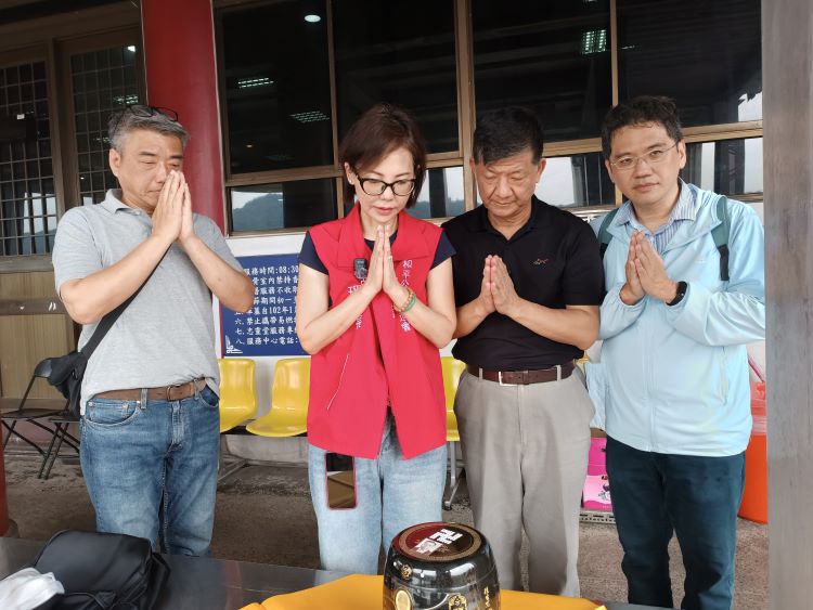 《圖說》胡敏珍女士(左二)及新北市榮服處同仁(右二、右一)祝福單身榮民張爺爺返鄉落葉歸根。〈新北榮服處提供〉