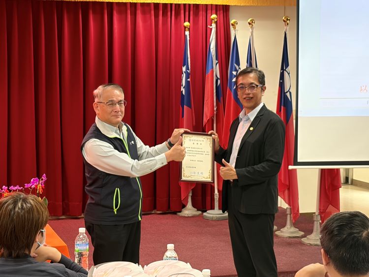 《圖說》復盛公司新能源事業處郭經理（右）分享節能措施與經驗，處長徐進福（左）頒發感謝狀〈北西區處提供〉