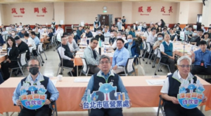 《圖說》台電台北市區營業處長龔良智〈前排中〉與各大企業代表宣示攜手推動深度節能與加強穩定供電。〈台北市區處提供〉