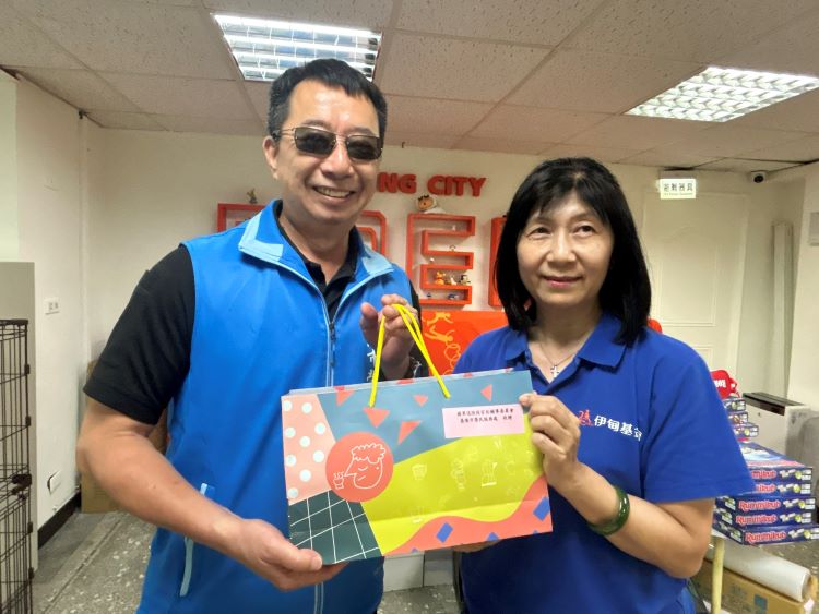 深化長照網絡 基隆榮服處攜手伊甸打造「安心御老系統」 3 《圖說》基隆榮服處長方正(左)致贈李蓮區長(右)紀念品,期待共織社會安全網。〈基隆榮服處提供〉