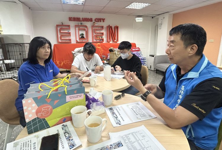 《圖說》基隆榮服處長方正(右)與伊甸社會福利基金會基隆樂福中心李蓮區長(左)就「安心御老系統」及獨居長者關懷等議題進行深入交流,期望深化照護網絡。〈基隆榮服處提供〉