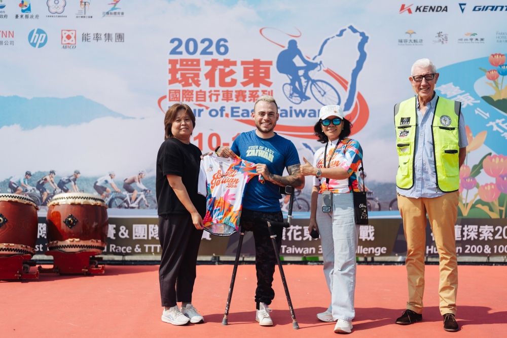 03頒贈紀念衫給義大利的「單腳騎士」Andrea Pusater