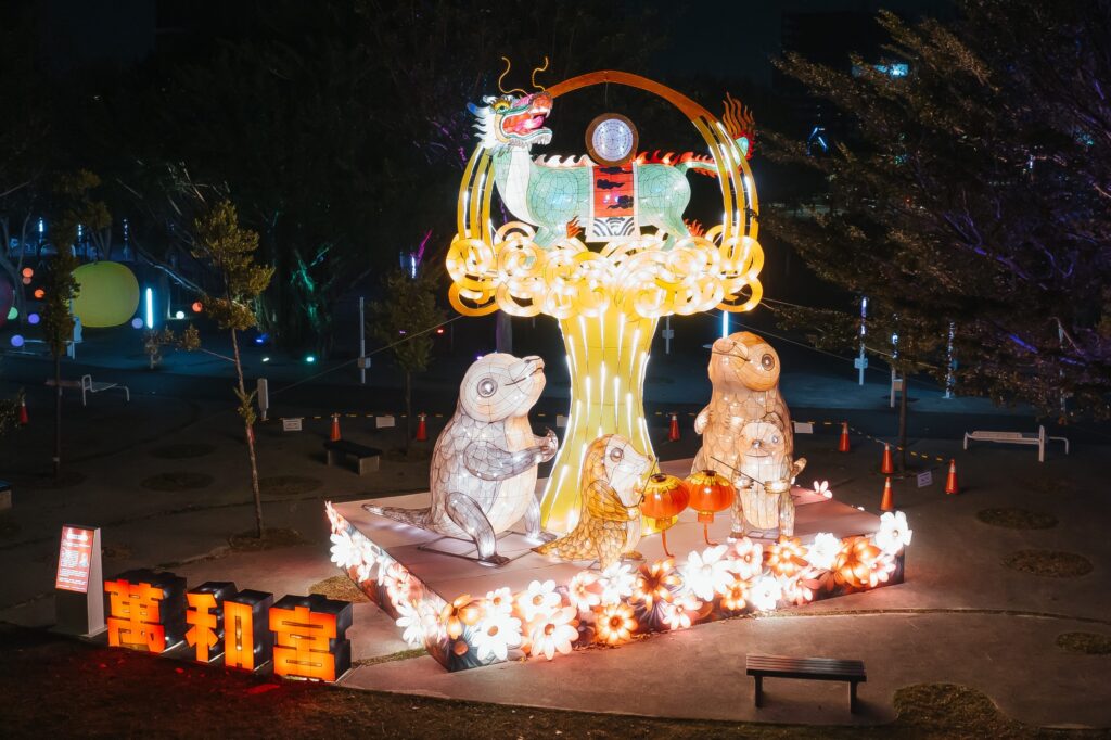 中台灣燈會民政局打造「幸福祈願村」 勇奪美國謬思設計及創意大獎2金3銀佳績 5 南屯萬和宮 龍馬呈祥慶元宵 燈組則以龍馬神獸傳遞祥瑞與和平寓意 展現傳統宮廟文化的典雅風華 榮獲 概念設計類 銀獎
