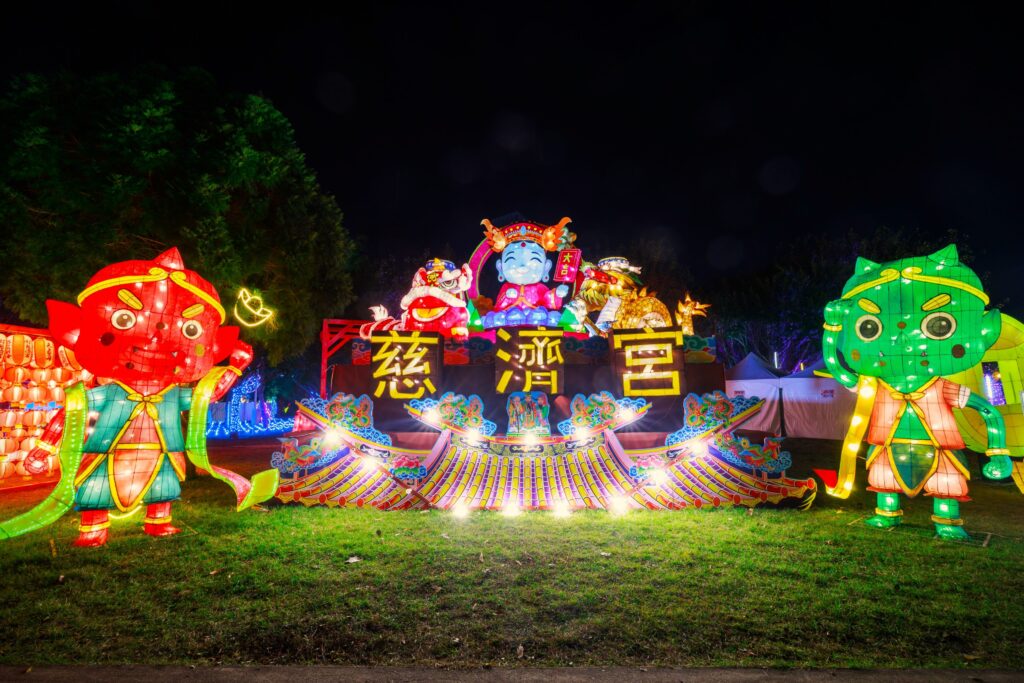 中台灣燈會民政局打造「幸福祈願村」 勇奪美國謬思設計及創意大獎2金3銀佳績 6 豐原慈濟宮 媽祖童樂園 燈組融合莊嚴信仰與童趣樂園意象 營造溫馨親切的祈福氛圍 榮獲 概念設計類 銀獎