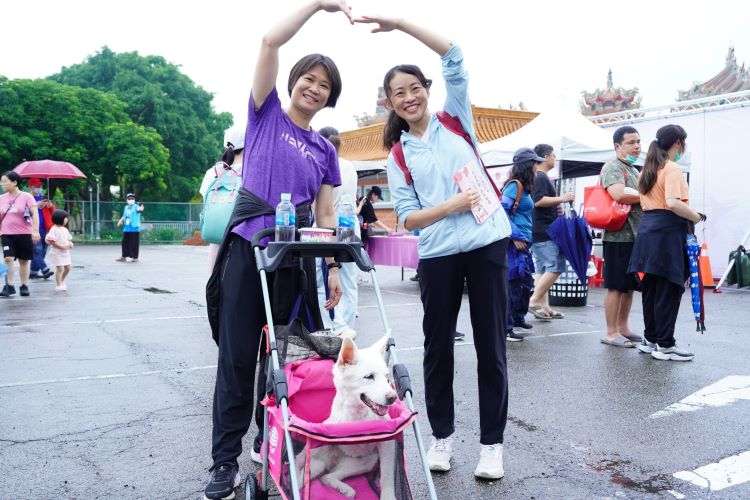 《圖說》毛小孩我也要帶他一起出來玩--114年資料照。〈林口區公所提供〉