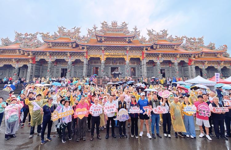 《圖說》「2025林口區公所親子健走祈福活動」暖身活動與合照--114年資料照。〈林口區公所提供〉