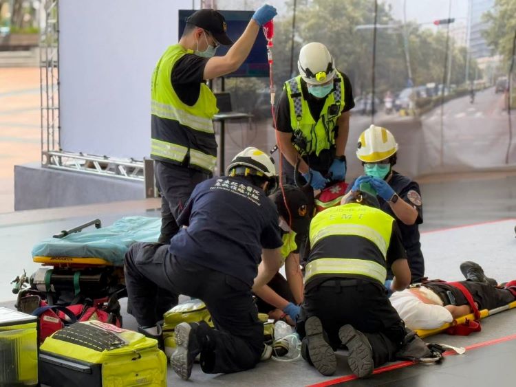 《圖說》「重生奇蹟－OHCA康復3,000人感恩活動」OHCA情境演練，完整呈現到院前緊急救護流程。〈消防局提供〉