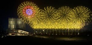 《圖說》煙火設計以五色柳、牡丹及輪菊等多樣花型交錯綻放--煙火模擬圖。〈文化局提供〉