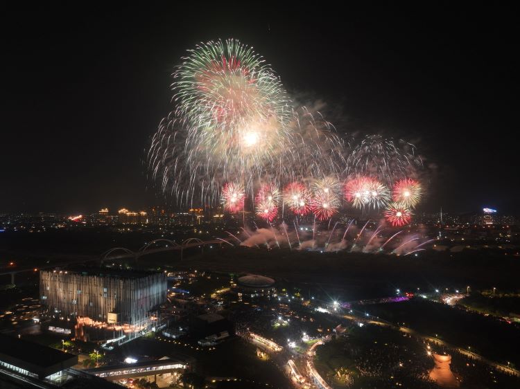 《圖說》新北市美術館開館周年活動將於4月25、26日登場，結合演唱會、市集，晚間壓軸推出以「光有回聲」為主題的煙火與無人機展演，點亮夜空。〈文化局提供〉