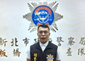 《圖說》板橋分局偵查隊副隊長陳亮溦說明境外去中心化預測平台進行選舉賭博案件案由。〈板橋分局提供〉