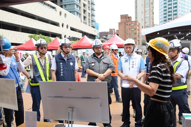 《圖說》現場設置各式降溫設備廠商攤位，陳瑞嘉、林立青與企業代表逐攤瞭解最新的發展趨勢。〈勞工局提供〉