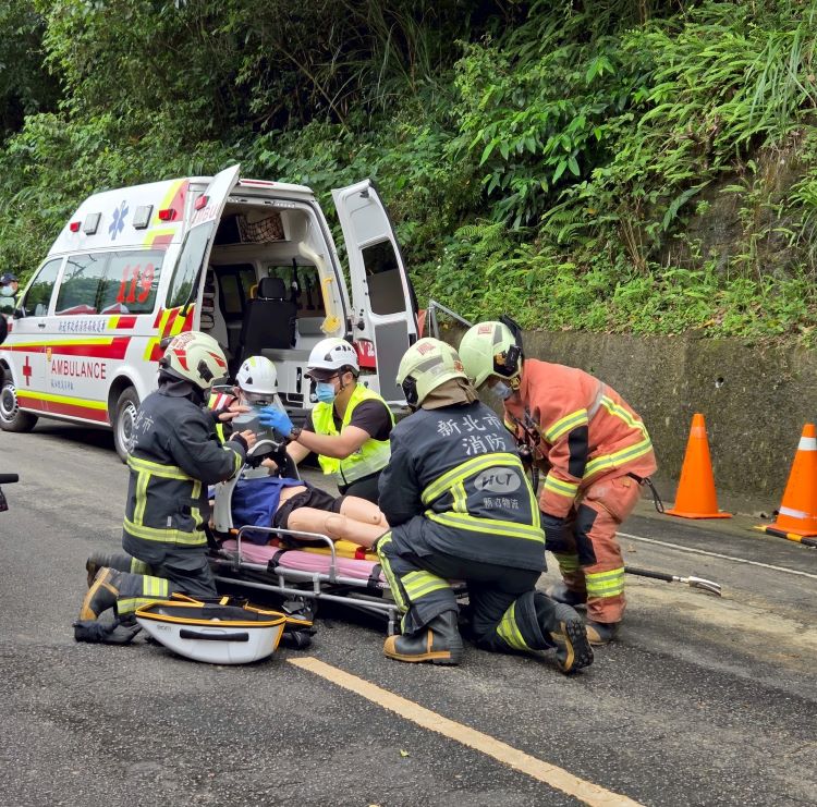 《圖說》新北市防汛防災演練消防單位進行救援--結合無人機勘察。〈消防局提供〉