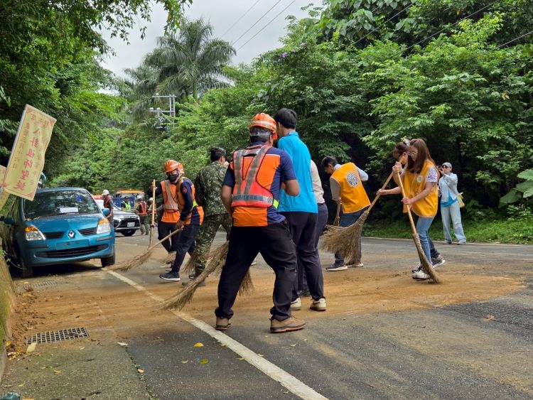 《圖說》防災士及國軍協助清潔隊路面清潔。〈消防局提供〉