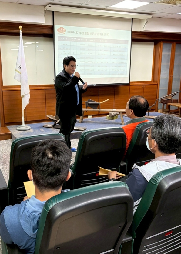 %E5%9C%96%E8%AA%AA2%EF%BC%9A%E5%9C%8B%E8%BB%8D%E9%80%80%E9%99%A4%E5%BD%B9%E5%AE%98%E5%85%B5%E5%8F%8A%E7%9C%B7%E5%B1%AC%E7%8F%BE%E5%A0%B4%E8%81%86%E8%81%BD%E8%8E%8A%E6%9D%BE%E6%A6%AE%E8%A3%BD%E8%97%A5%E5%BB%A0%E9%87%8C%E6%B8%AF%E5%88%86%E5%BB%A0%E8%81%B7%E7%BC%BA%E9%9C%80%E6%B1%82%E3%80%81%E7%A6%8F%E5%88%A9%E7%AD%89%E3%80%82