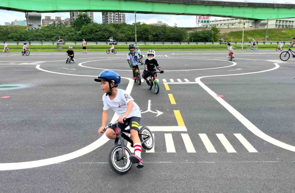 孩童可於多功能練習場模擬真實道路情境
