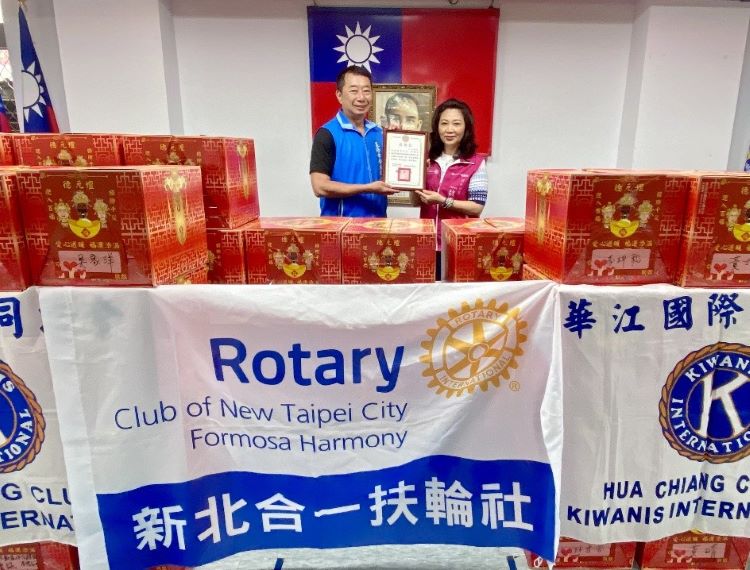 《圖說》魏美華創社社長（右）代表合一扶輪社與華江同濟會共同致贈食物箱，由方正處長（左）代表受贈並頒贈感謝狀。〈基隆榮服處提供〉