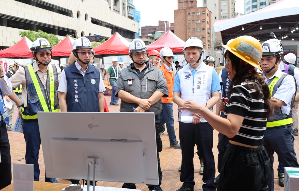 現場設置各式降溫設備廠商攤位，陳瑞嘉、林立青與企業代表逐攤瞭解最新的發展趨勢。