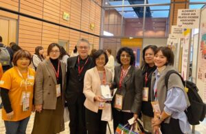《圖說》新北代表團與國際失智症協會主席Meera交流，中為衛生局長陳潤秋、左二高齡長期照顧處長林惠萍。〈衛生局提供〉