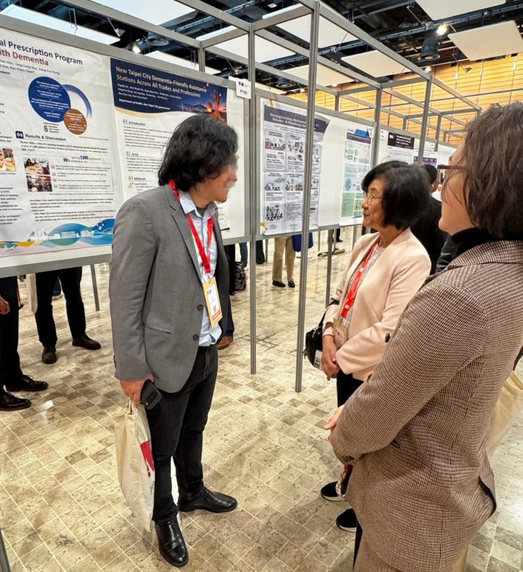 《圖說》與國際學者交流討論。〈衛生局提供〉