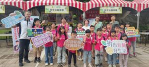 《圖說》廉政宣導活動透過寓教於樂方式，讓孩子們體驗一場綠色廉能的文化洗禮，左一環保局政風室主任林三龍。〈環保局提供〉