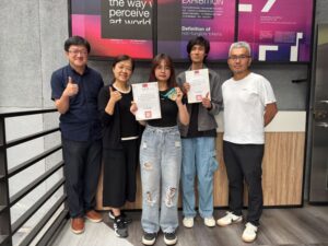 《圖說》獲獎學生賴柔羽、黃冠閎與系主任及指導老師開心合影，展現團隊共同努力的成果。左一指導老師林念鞍，左二龍華文創系倪建芝主任，右一指導老師林建志。〈龍華科大提供〉