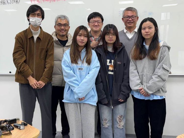 《圖說》參賽學生與指導老師合影留念，展現師生攜手備戰競賽的成果與榮耀。 〈龍華科大提供〉