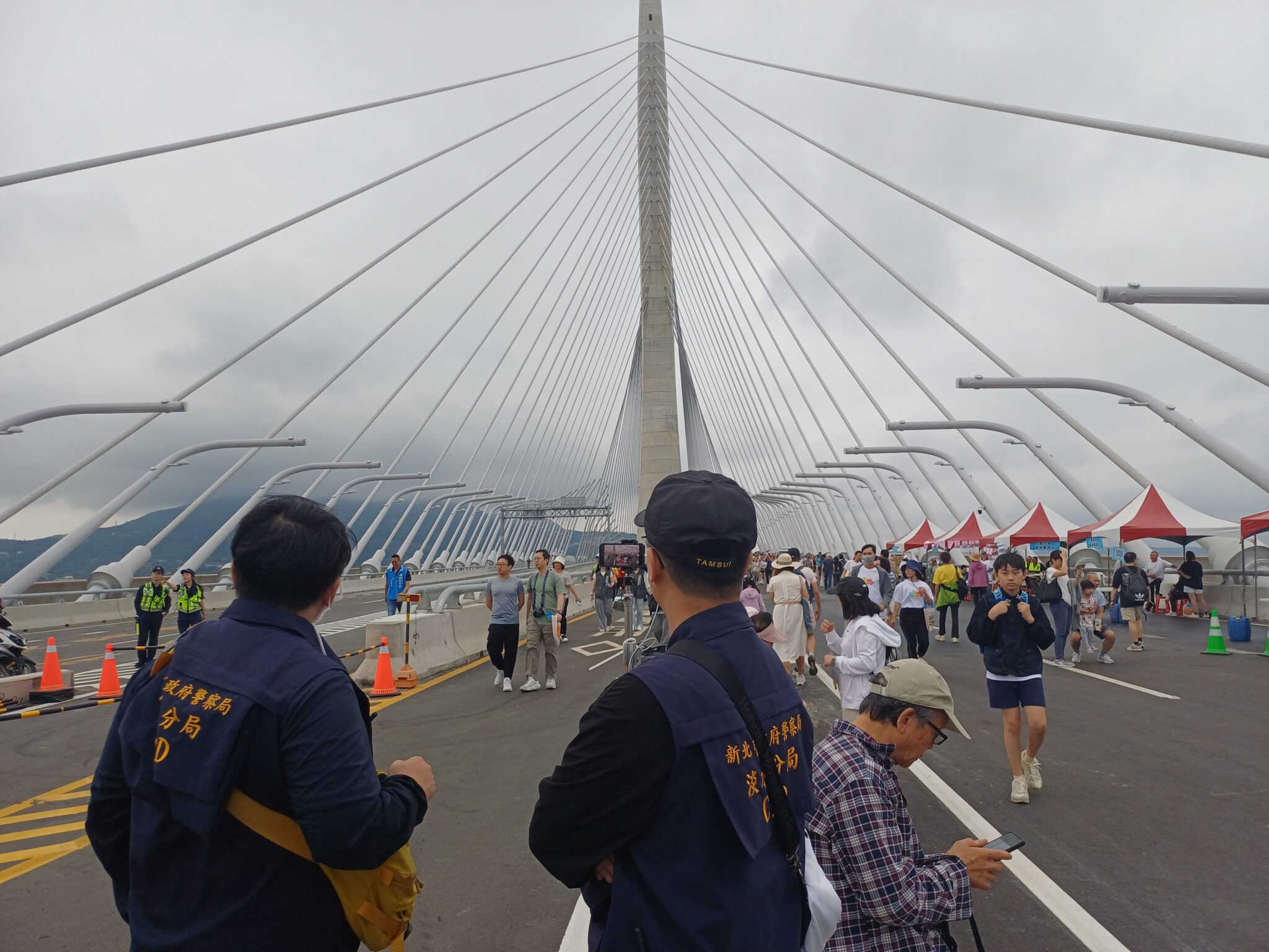 淡江大橋萬人健行傳走失  淡水警  鷹眼  30分鐘化解驚魂