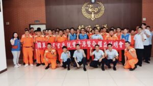 《圖說》基隆榮服處長方正處長(立者中，著藍色背心者)率主管及就業站同仁，前進海巡署北分署第二岸巡隊辦理權益說明會，受到隊長嚴上校（中右）率同仁的熱忱接待，中左為榮服處副處長李復鄉。〈基隆榮服處提供〉