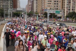 《圖說》今日有上萬市民朋友以「漫步」方式，率先踏上淡江大橋這座橫跨淡水河的地標。〈民政局提供〉