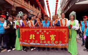 《圖說》明（19）日是玄天上帝聖誕，市長侯友宜今日前往板橋北極宮參香賀壽、參加玄天上帝聖駕遶境祈福，現場神轎出巡、45藝陣齊聚，展現濃厚宗教生命力，為地區注入祈安守護力量。〈名政局提供〉