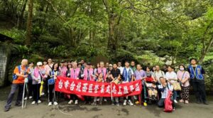 《圖說》台電北西區處於今日辦理「健行淨山暨家庭親子日活動」，走出戶外，淨山保護環境。〈北西區處提供〉
