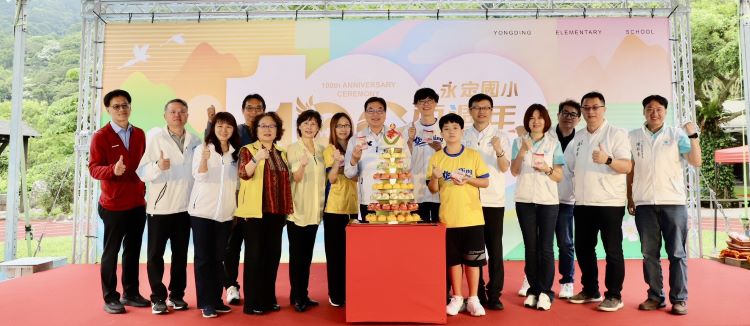 《圖說》現場也安排生日禮讚、切壽桃及師生合唱等活動，讓百年校慶在歡慶氛圍中更添溫馨與感動。〈教育局提供〉